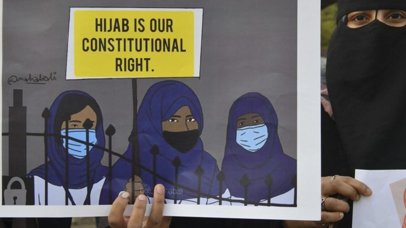 Des musulmanes participent à une manifestation après que des établissements d’enseignement de l’état indien du Karnataka ont refoulé des étudiantes portant le hijab, le 7 février 2022 à Bangalore (AFP)