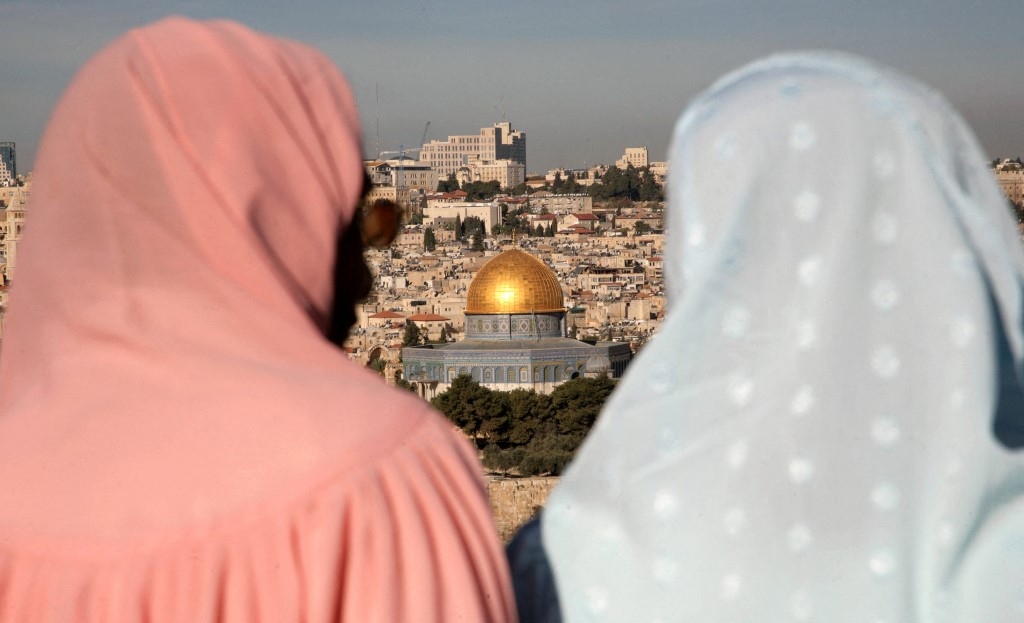 Sur cette photo prise en 2007, deux Indiennes musulmanes regardent Jérusalem (AFP)