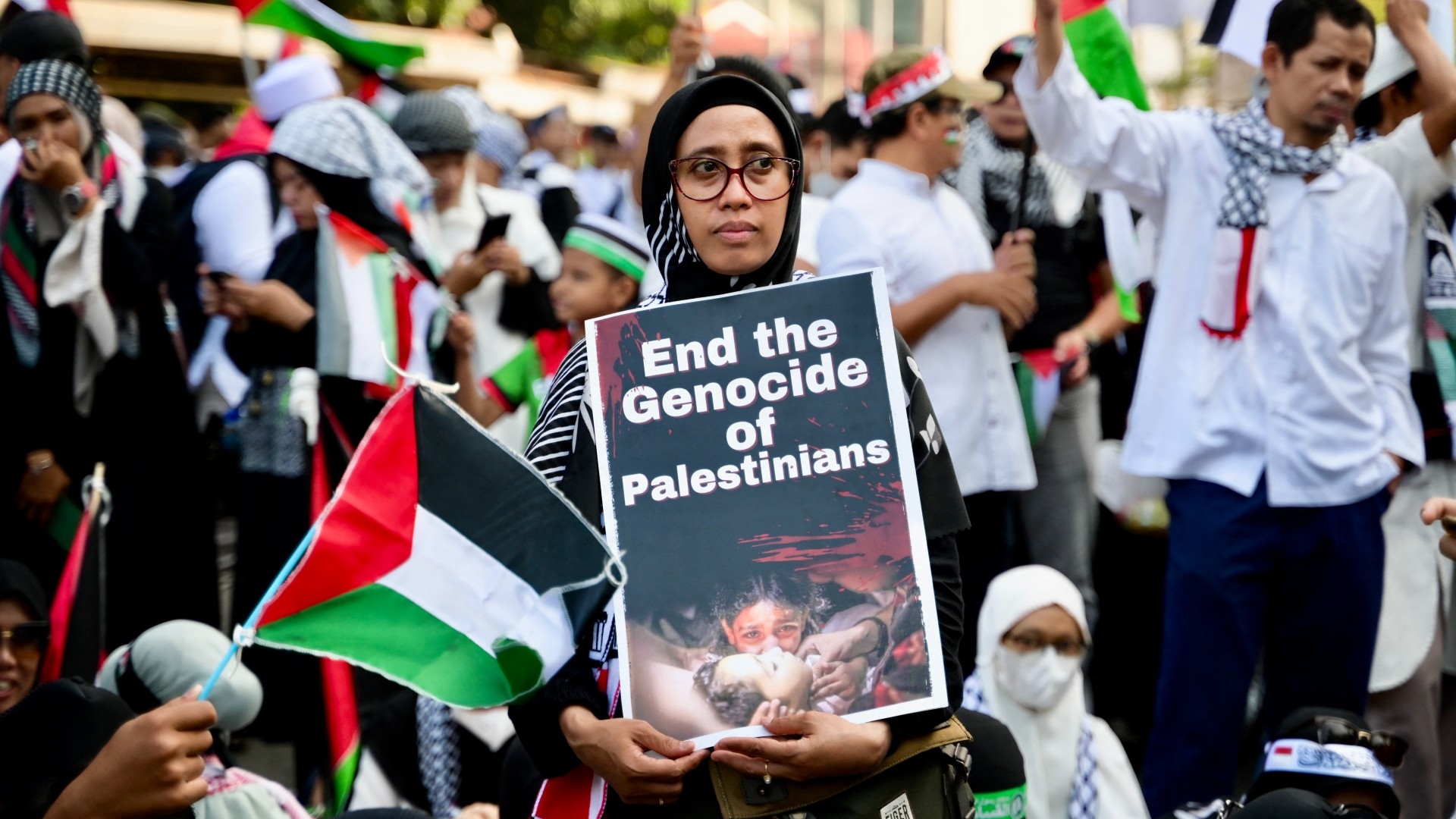 Pro-Palestinian demonstrators take part on a rally in front of the US embassy in Jakarta on 17 December 2023 (AFP/Bay Ismoyo)