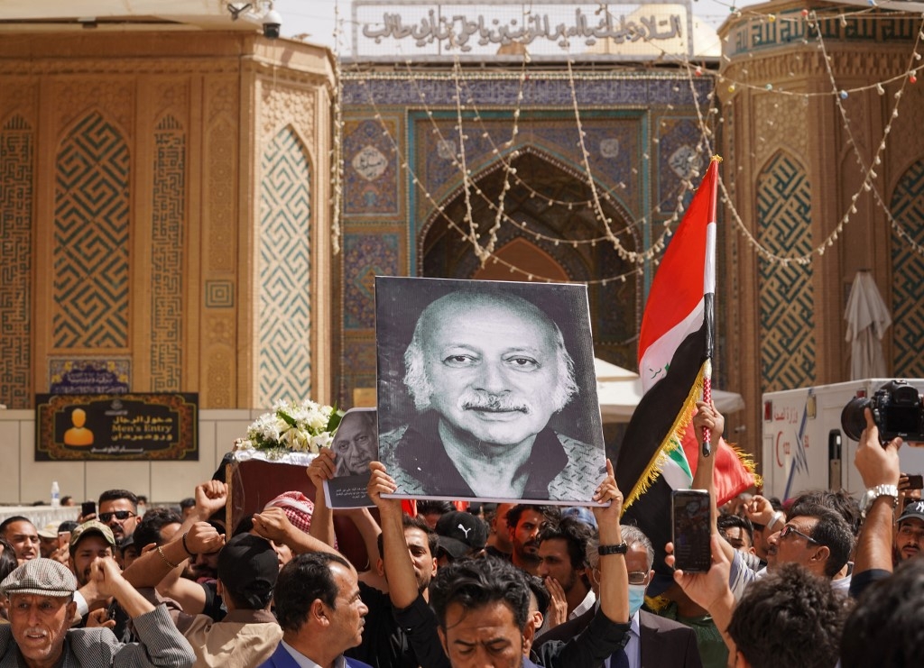 Procession pour les obsèques du poète Muzaffar al-Nawab, à Nadjaf, le 21 mai 2022 AFP/Qassem al-Kaabi)
