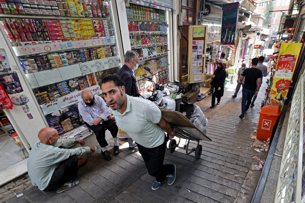 « En raison des protestations, les gens ne sortent plus après 17 h », selon un commerçant du bazar de Tajrish à Téhéran (AFP/Atta Kenare)