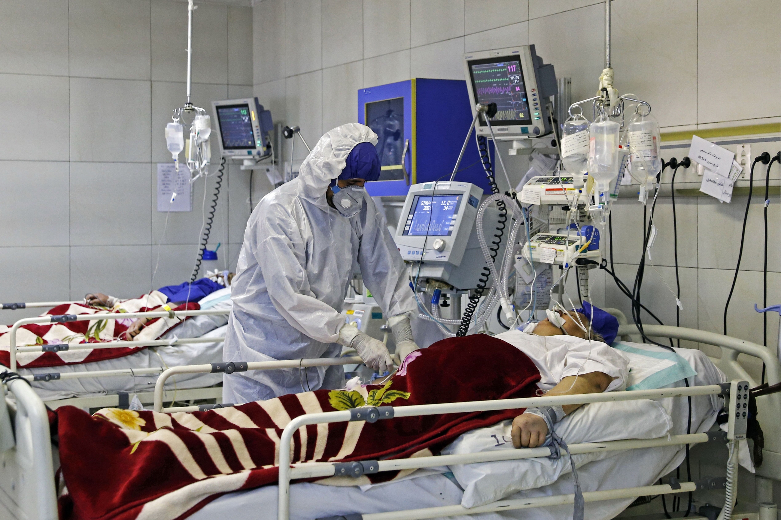 nurse treats patient in hospital Iran Mizan news agency/AFP)