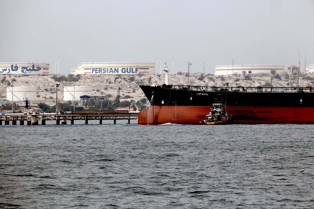 Iranian tanker docking at platform of oil facility in the Khark Island on shore of Gulf (AFP/file photo)