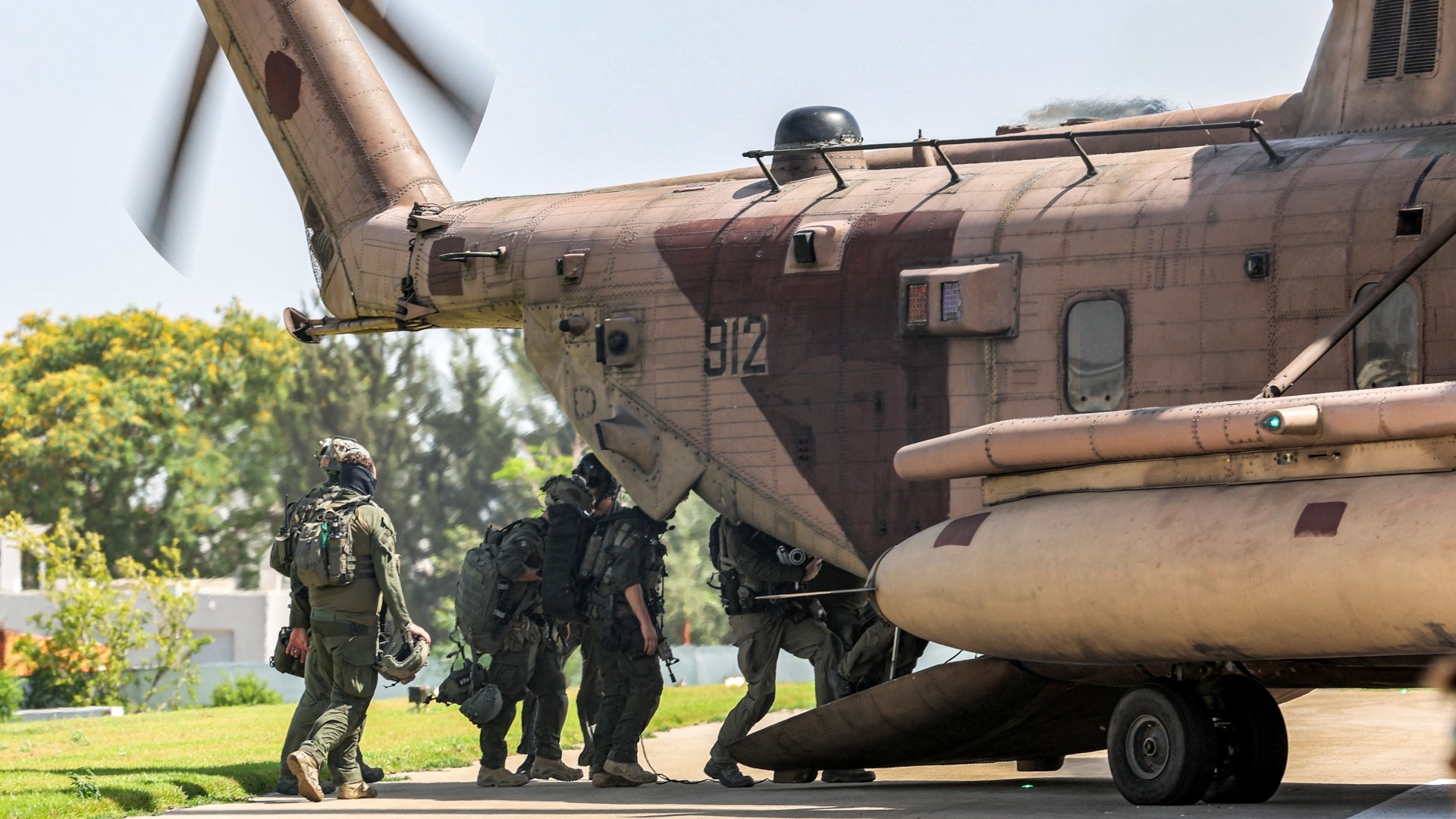 Israeli special forces soldiers board a CH-53 Sea Stallion military helicopter before departing from the helipad of Sheba Tel-HaShomer Medical Centre in Ramat Gan on 8 June, 2024 (Jack Guez/AFP)