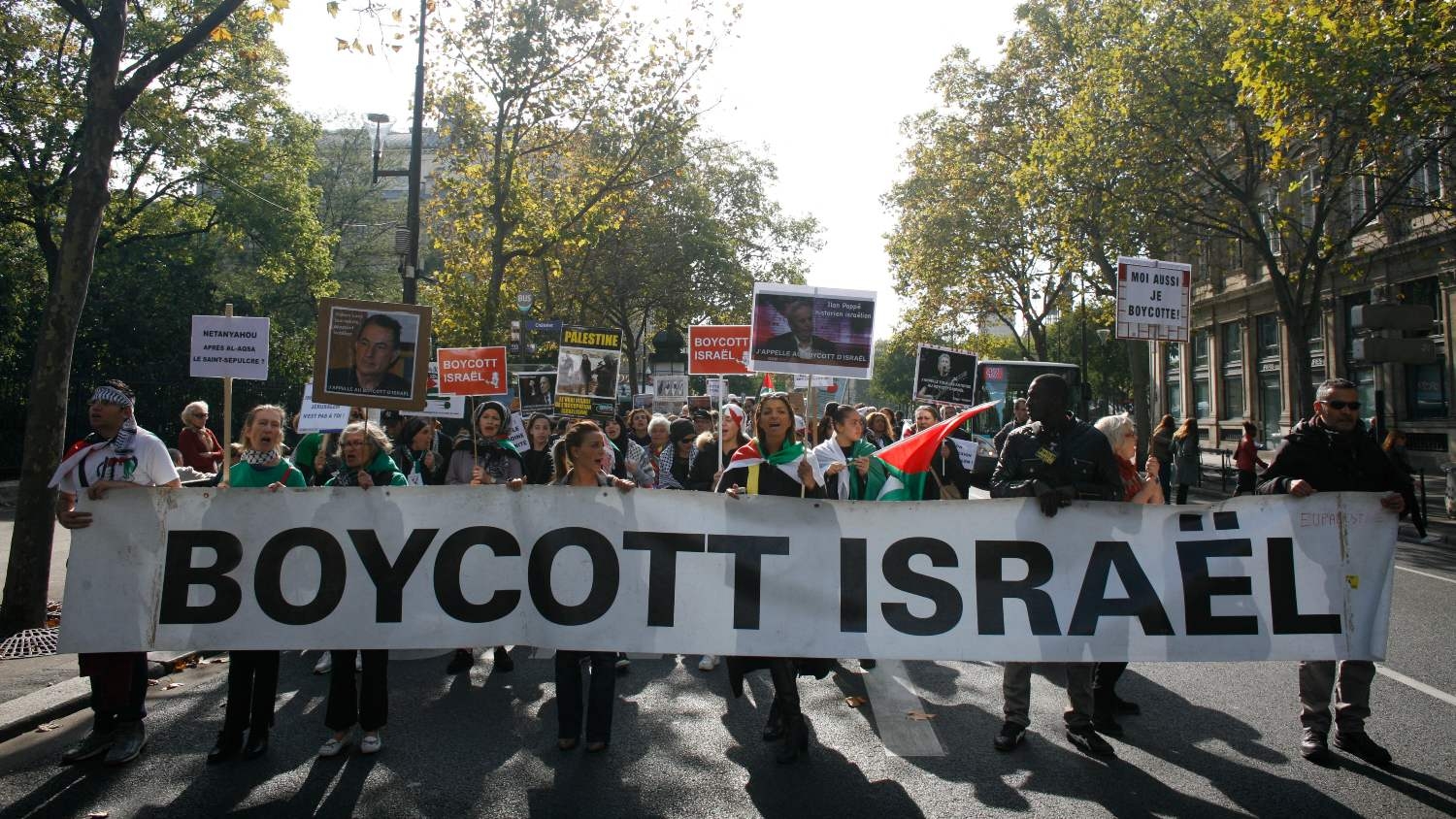 People take part in a pro-Palestinian demonstration on 10 October 2015 in Paris, calling for a boycott of Israel