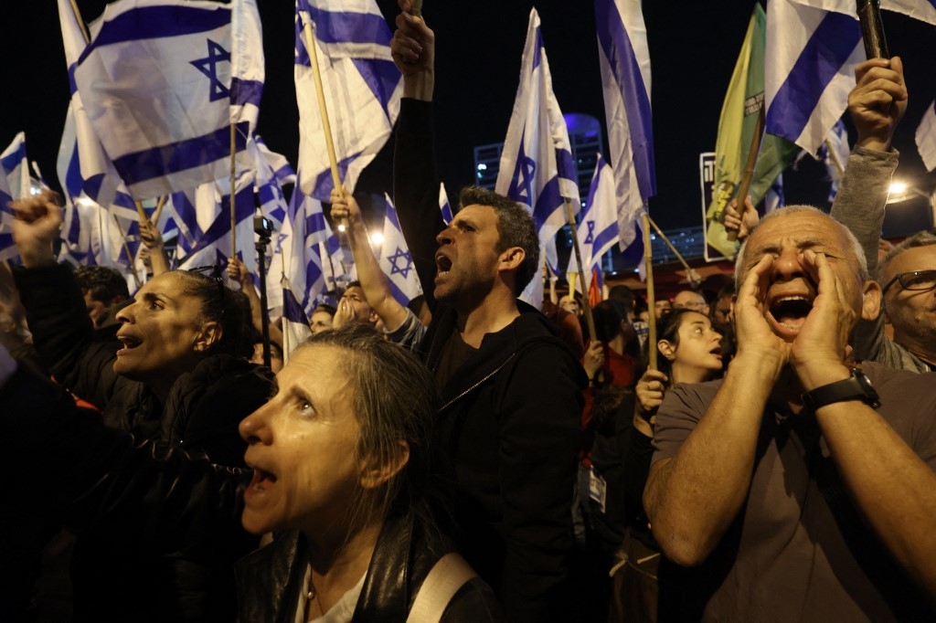 Depuis l’annonce du projet de réforme début janvier, des dizaines de milliers d’Israéliens se réunissent toutes les semaines pour dénoncer le texte et conspuer le gouvernement formé en décembre par Benyamin Netanyahou (AFP/Gil Cohen-Magen)