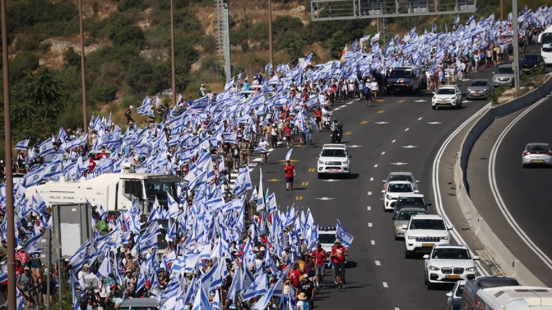Tens of thousands of people joined the march from Tel Aviv to Jerusalem (MEE/Oren Ziv)