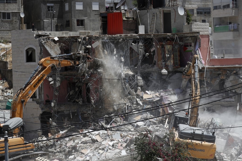 Des machines israéliennes démolissent une maison palestinienne dans le quartier arabe de Silwan à Jérusalem-Est le 10 mai 2022 (AFP/Ahmad Gharabli)