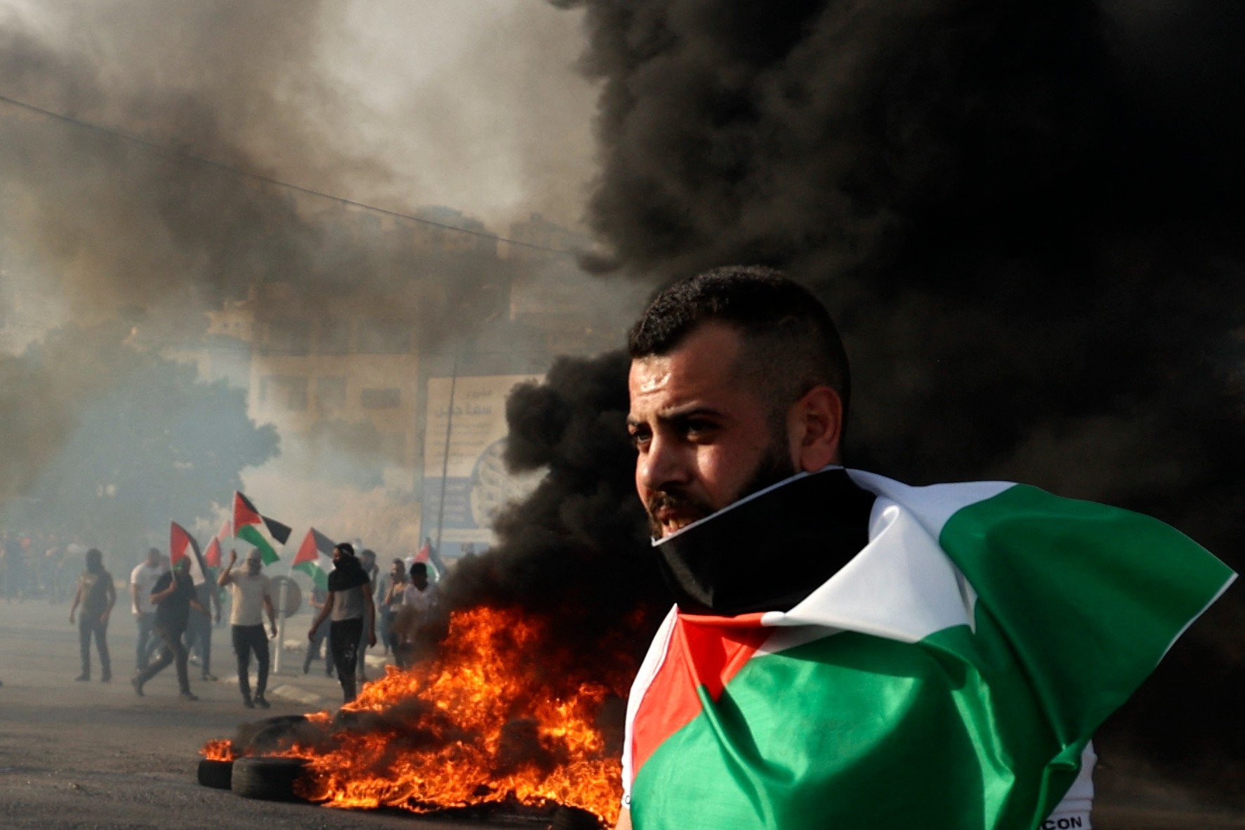 Un Palestinien lors d’une manifestation devant le poste de contrôle militaire de Huwara près de Naplouse, en Cisjordanie occupée, le 29 mai 2022 (AFP)