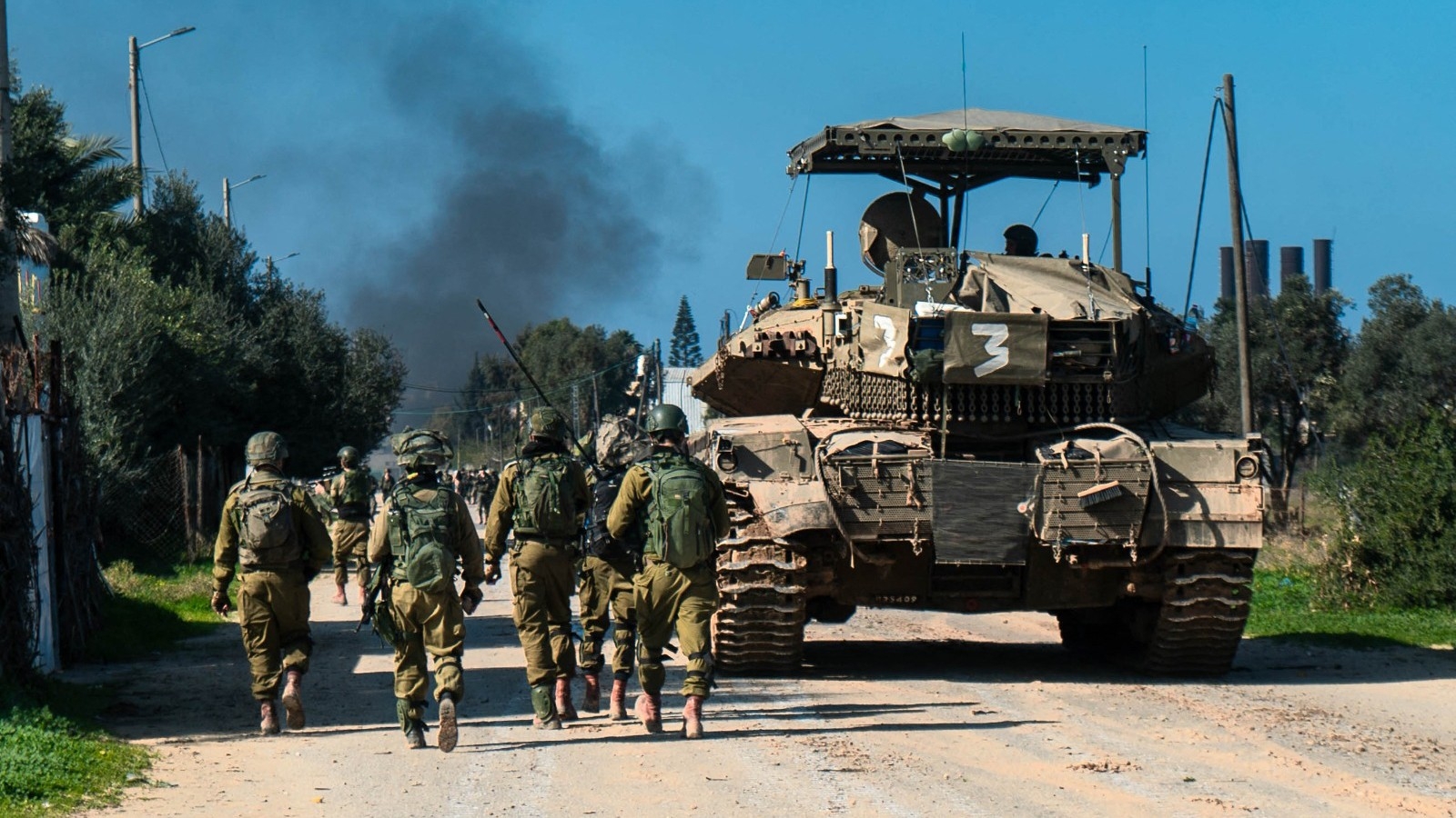 De la fumée s’élève d’une zone de la bande de Gaza alors que les soldats israéliens avancent vers le centre et le sud de l’enclave assiégée (AFP/Handout/Israeli army)
