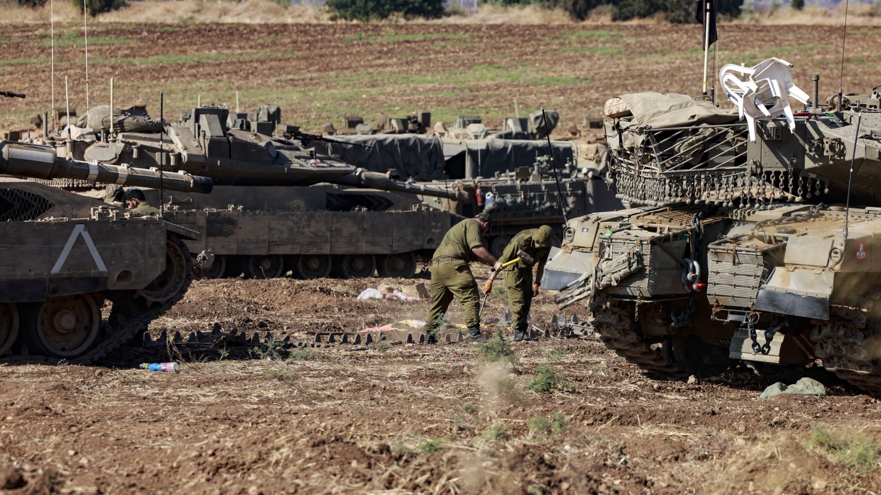 Soldiers service tanks in northern Israel near the Lebanon border on 29 September 2024 (AFP)