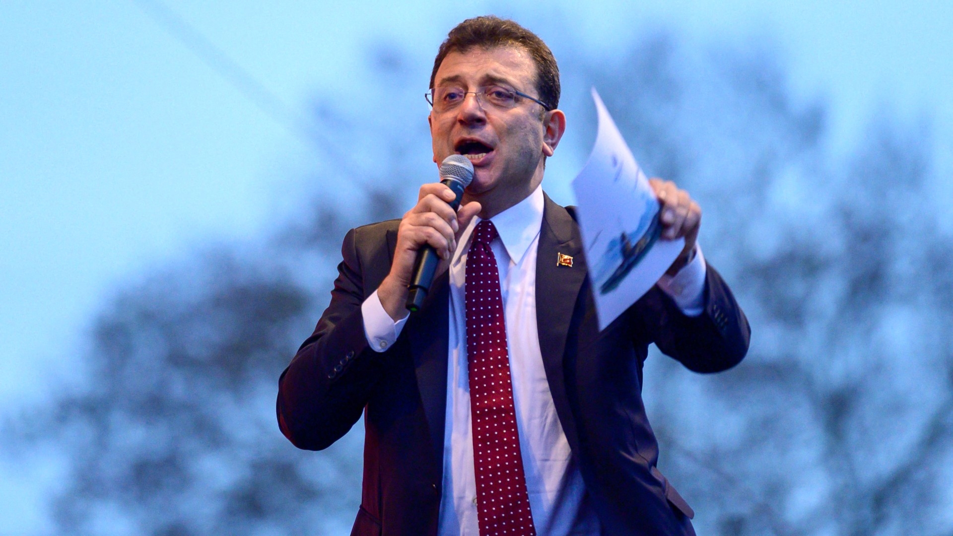 Istanbul Mayor Ekrem Imamoglu delivers a speech during a protest in front of the Istanbul Metropolitan Municipality on 15 December 2022 (AFP) 