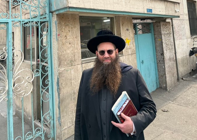  Le rabbin Jacob Yisrael Herzog photographié devant le centre caritatif et hospitalier du Dr Sapir, un hôpital juif de Téhéran (Twitter)