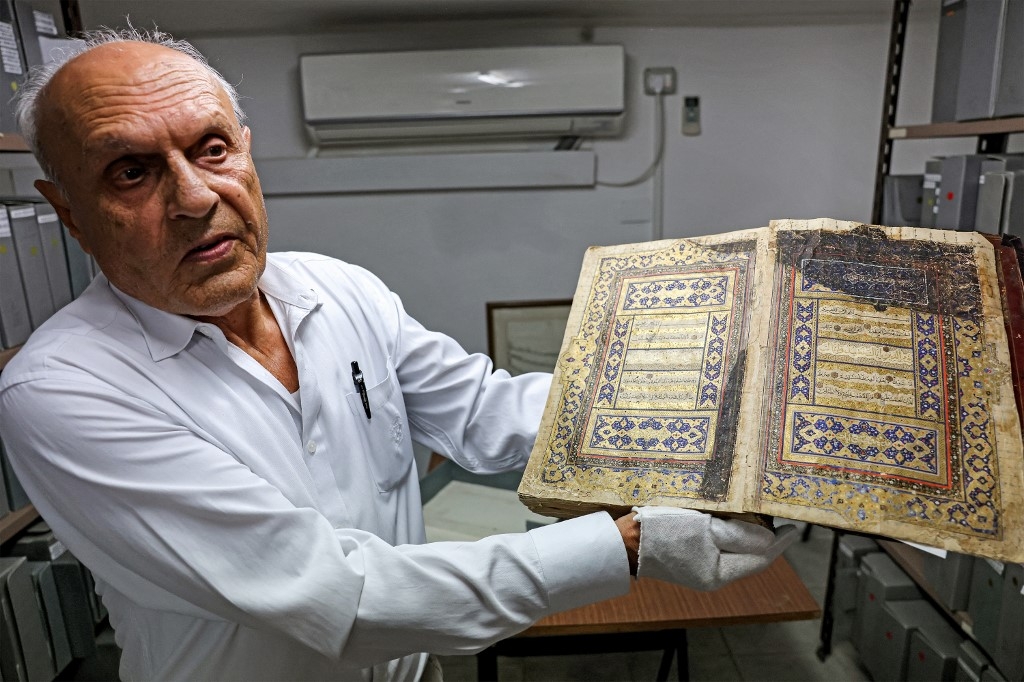 Depuis deux ans et demi, Rami Salameh a restauré pas moins de 1 200 pages d’une douzaine de manuscrits appartenant à des bibliothèques privées palestiniennes et remontant à la période ottomane, certains datant de 200 ou 300 ans (AFP/Ahmad Gharabli)