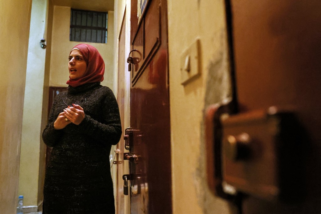 Rana Younès, 25 ans, travaille pour Dar Al Amal, l’une des nombreuses organisations qui aident les femmes prisonnières (AFP/Joseph Eid)