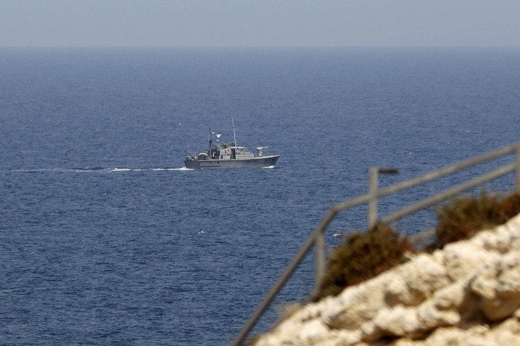 Un navire de la marine libanaise patrouille dans les eaux méditerranéennes au large de Rosh Hanikra, une zone à la frontière entre Israël et le Liban (Ras al-Naqoura), le 4 mai 2021 (AFP/Jack Guez)