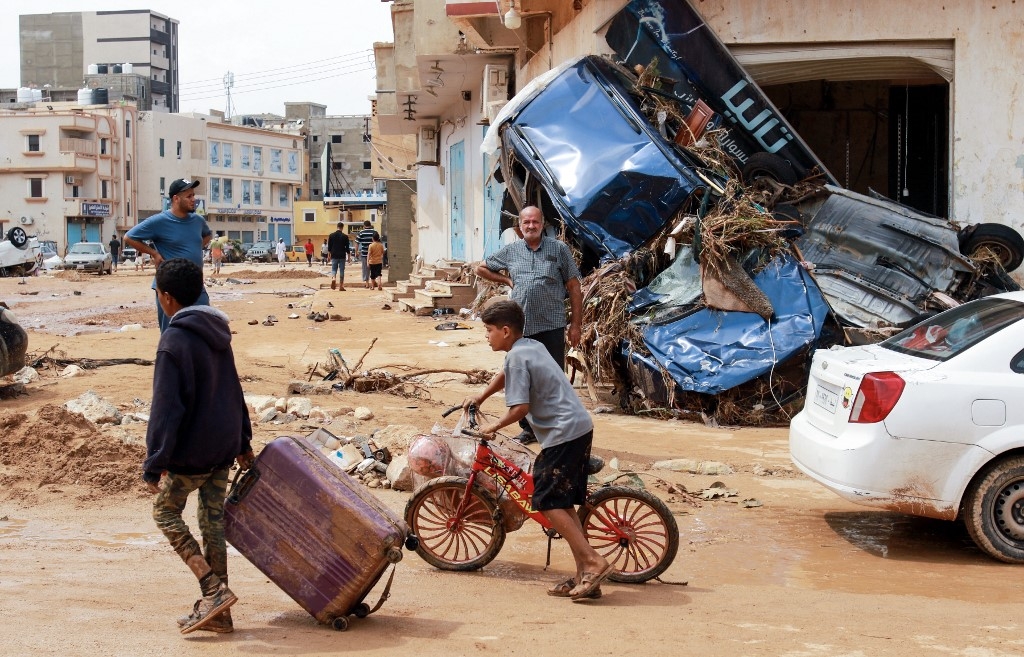 À Derna, frappée par la tempête Daniel dimanche, les bâtiments ont été dévastés, les ponts emportés par les eaux, des quartiers entiers sont submergés et les routes ont disparu, laissant une ville méconnaissable (AFP)