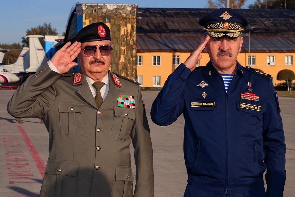 Khalifa Haftar (à gauche) et le vice-ministre russe de la Défense Iounus-bek Ievkourov (à droite) sur un aérodrome militaire de Moscou le 26 septembre 2023 (AFP)