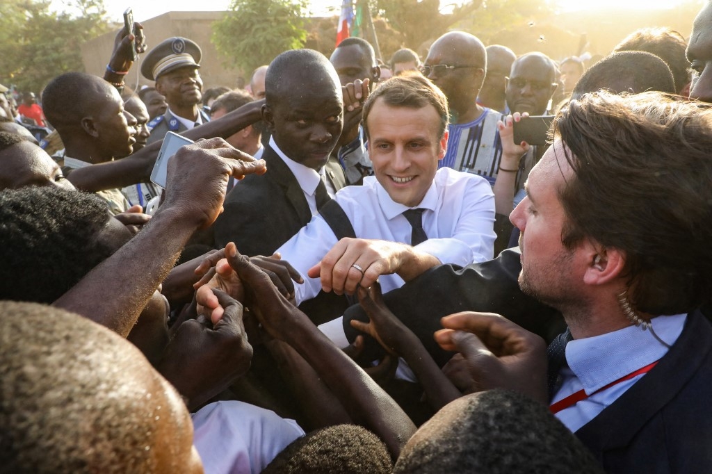Macron, ici lors d’un bain de foule à Ouagadougou (Burkina Faso), le 28 novembre 2017, « n’a pas mesuré l’hostilité des pouvoirs en place, qui ne supportent pas la prétention d’un dirigeant étranger à s’adresser directement à leur opinion publique, passant par-dessus les pouvoirs et les institutions » – Abed Charef (AFP/Ludovic Marin)