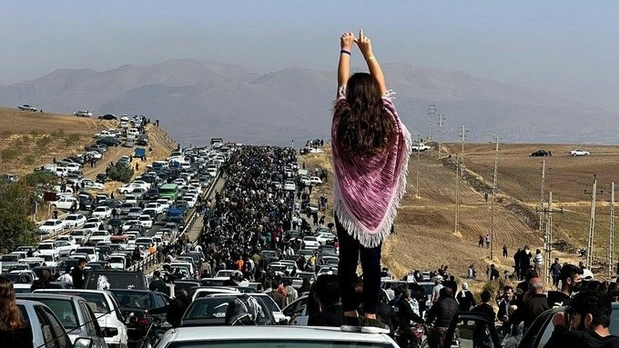 Thousands make their way to Mahsa Amini's grave at at Aichi cemetery in Saqez, in Iran's Kurdish province (Social media)