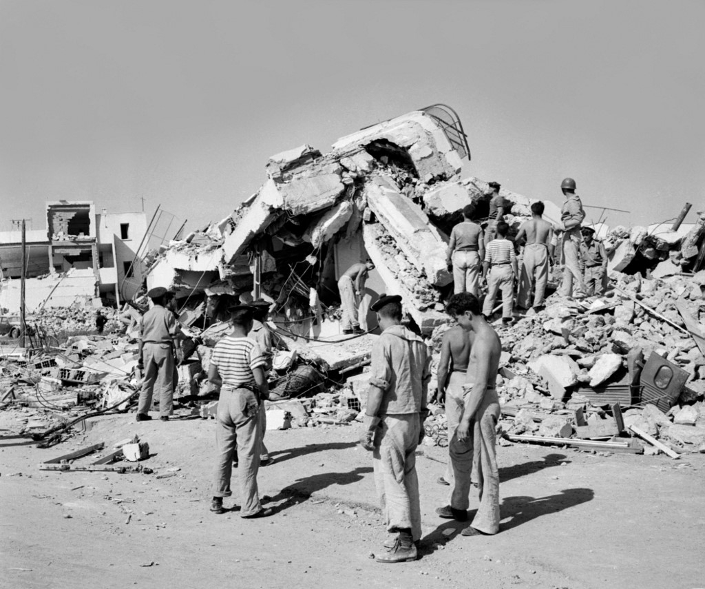 Des sauveteurs tentent de retrouver les victimes dans les ruines des maisons effondrées à la suite du violent séisme qui a ravagé la ville d’Agadir, au Maroc, le 29 février 1960, faisant 12 000 morts (AFP)
