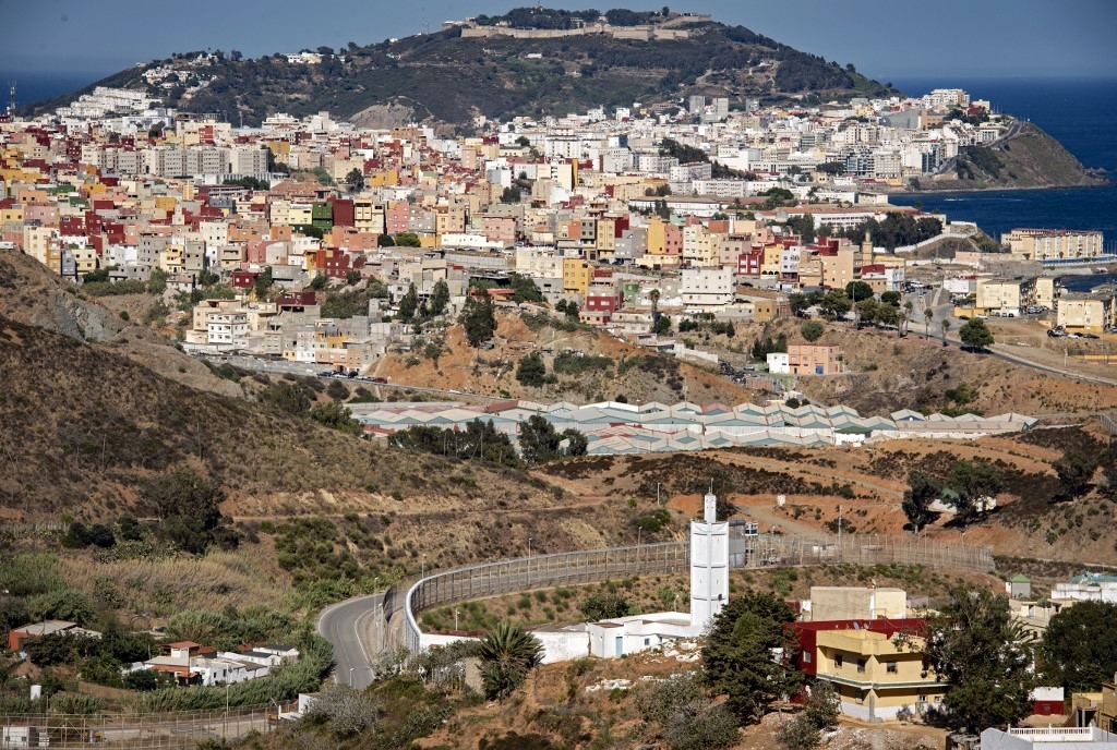 Vue générale de l’enclave nord-africaine espagnole de Ceuta prise depuis la ville marocaine de Fnideq (AFP/Fadel Senna)