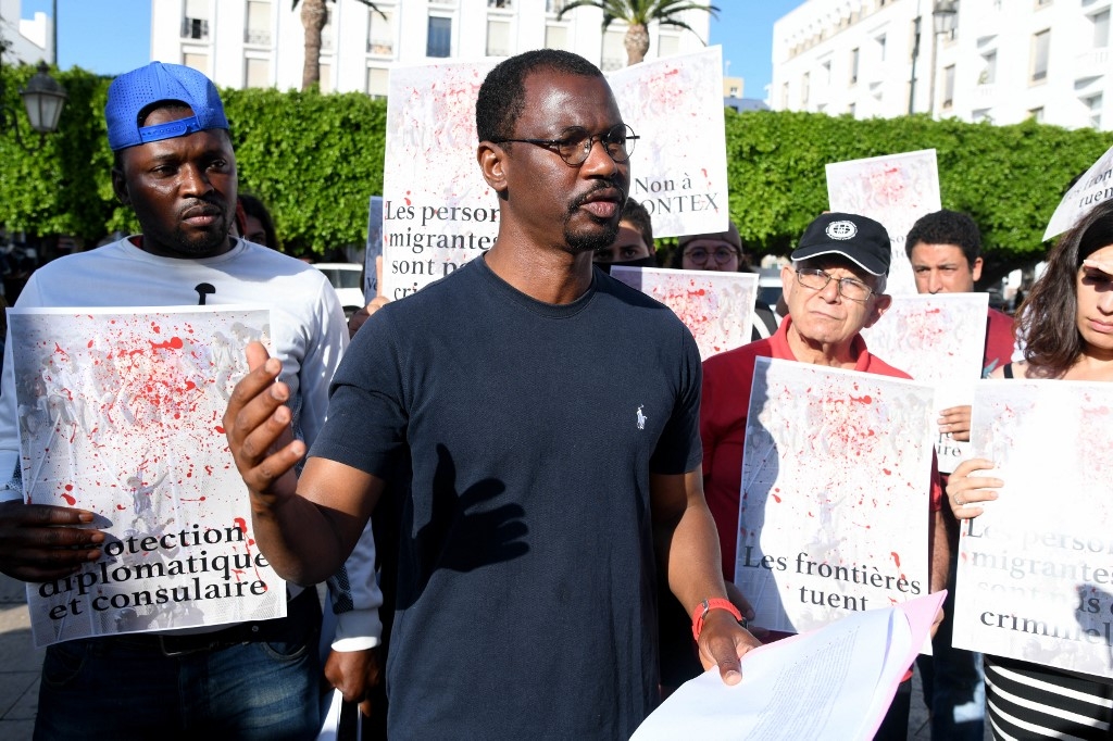 Des manifestants participent à un rassemblement à Rabat, le 1er juillet 2022, pour exiger une enquête après le drame de Melilla, le 24 juin, où 23 migrants ont trouvé la mort (AFP)