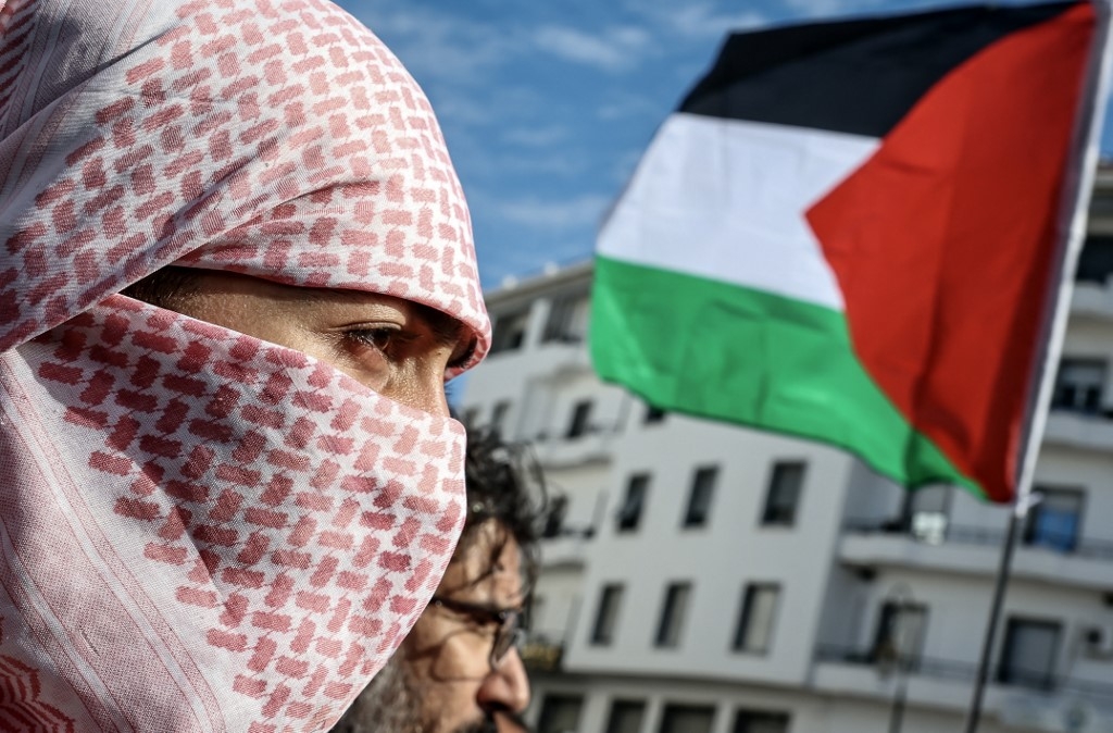 Des manifestants brandissent le drapeau de la Palestine lors d’une marche en solidarité avec Gaza, à Rabat, le 11 février 2024 (AFP/Fadel Senna)