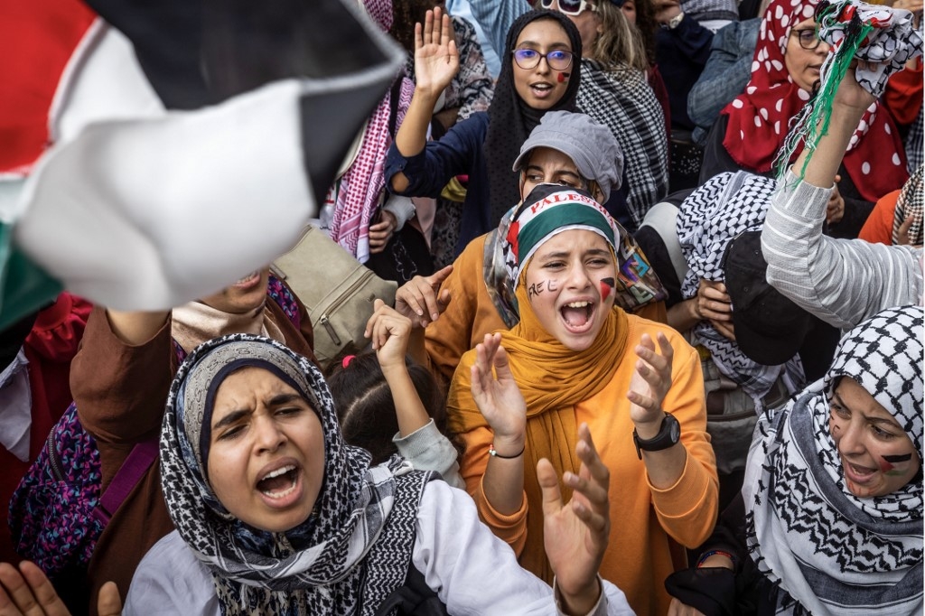 « Soutien inconditionnel à la résistance à l’occupation », « le peuple veut libérer la Palestine », ont scandé les manifestants à Rabat dimanche 15 octobre. Certains portaient à bout de bras d’immenses drapeaux palestiniens et appelaient à soutenir « Gaza et son sacrifice » (AFP/Fadel Senna)