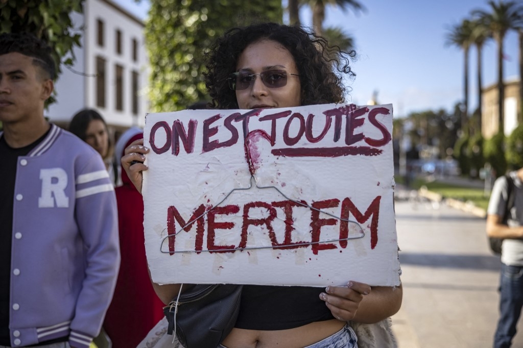 Des militants marocains manifestent, le 28 septembre 2022, dans la capitale Rabat, après la mort de Meriem, quatorze ans, à la suite d’un avortement clandestin (AFP/Fadel Senna)