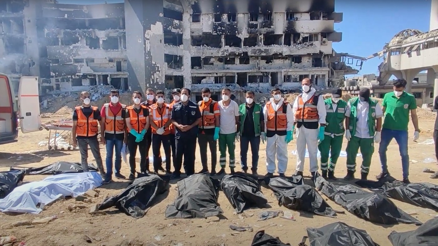 Des équipes de la Défense civile à Gaza sont photographiées après avoir découvert une troisième fosse commune à proximité de l’hôpital al-Chifa, le 8 mai 2024 (Capture d’écran/YouTube)