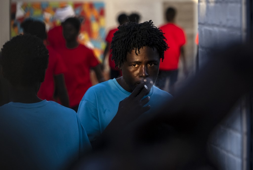 Un migrant soudanais est photographié dans le centre temporaire pour immigrants et demandeurs d’asile dans l’enclave espagnole de Melilla, près de la ville marocaine de Nador, le 25 juin 2022 (AFP/Fadel Senna)
