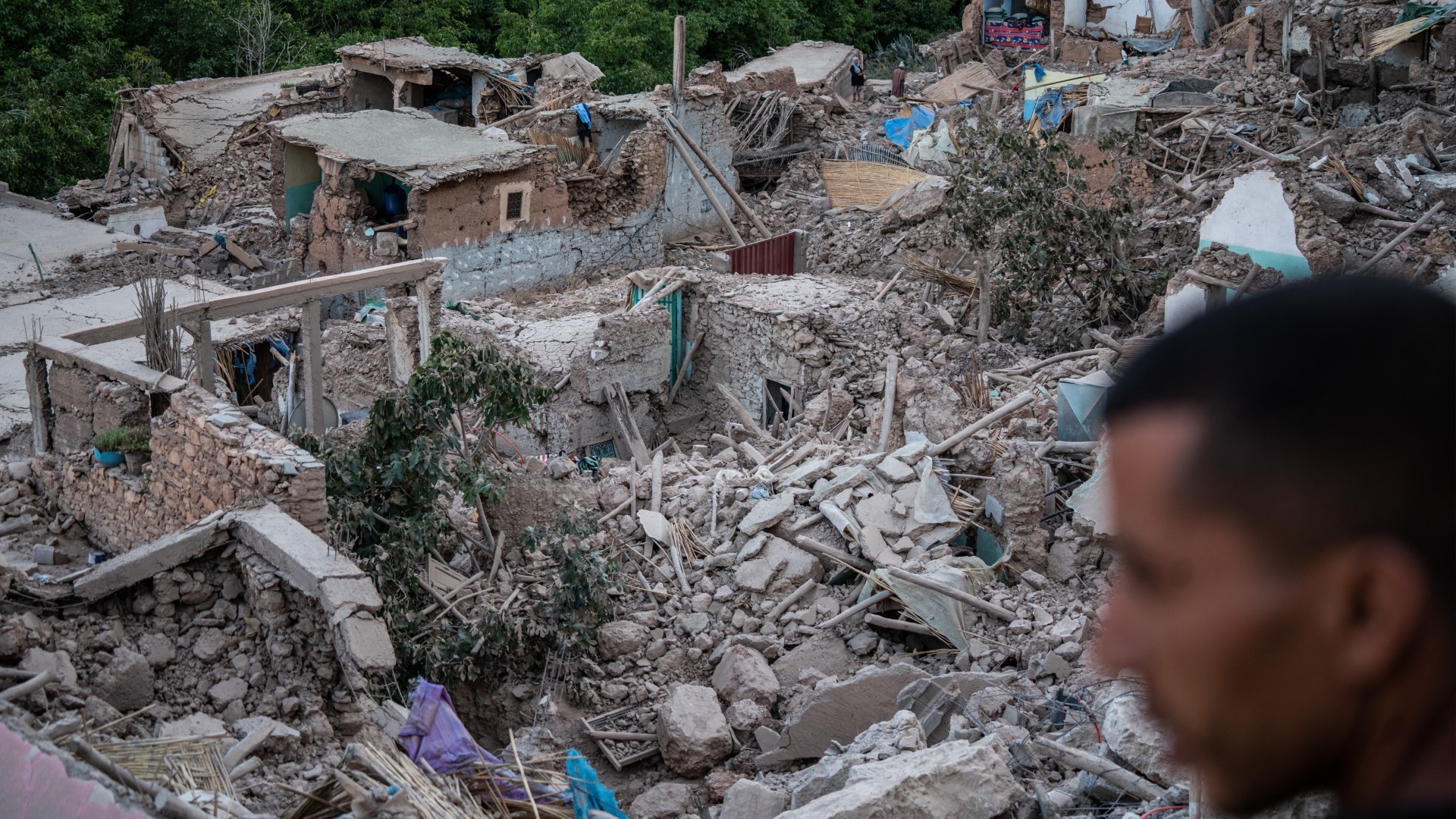 Un homme observe les décombres d’habitations à Imi N’Tala, village de montagne au sud de Marrakech, le 10 septembre 2023 (AFP)