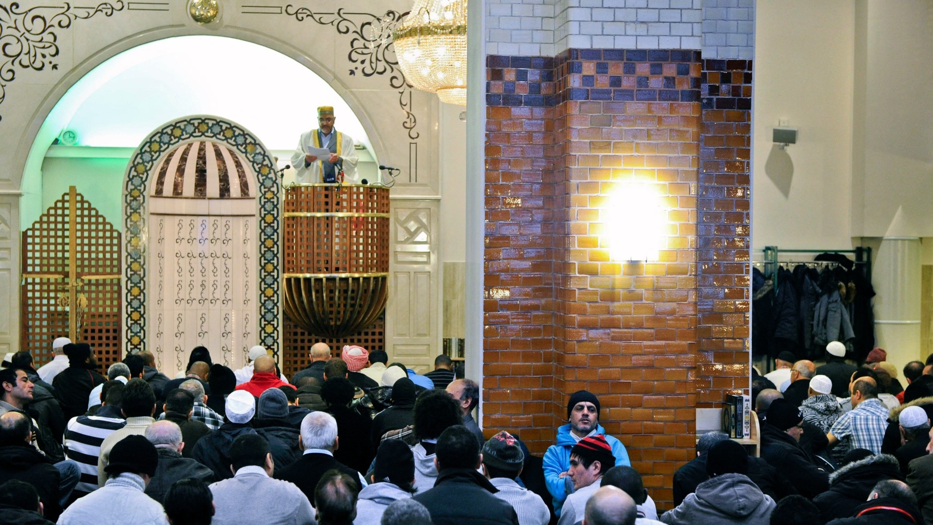 A picture taken during Friday prayers at Stockholm's largest mosque, on 17 December 2010 (AFP)