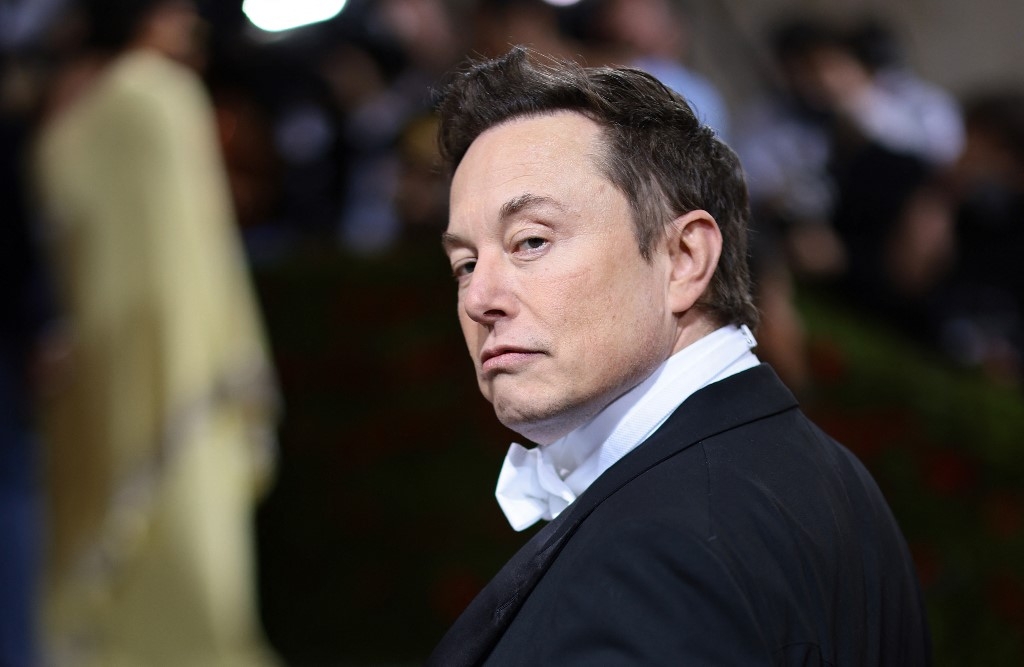 Elon Musk a tenté de montrer lundi au tribunal que ses fameux tweets de 2018, sur sa volonté de sortir Tesla de la bourse, n’avaient rien de trompeurs ou de frauduleux, contrairement aux accusations d’investisseurs qui disent avoir perdu des millions de dollars à cause du milliardaire (AFP/Angela Weiss)
