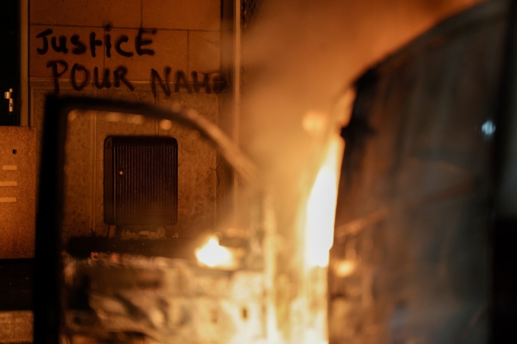 Poubelles, voitures et mobilier urbain incendiés, tirs de gaz lacrymogènes : autour de Paris mais aussi dans d’autres villes de France, plusieurs centaines de jeunes émeutiers ont affronté dans la nuit de mercredi à jeudi la police à coups de pétards et de feux d’artifice (AFP/Geoffroy Van der Hasselt)