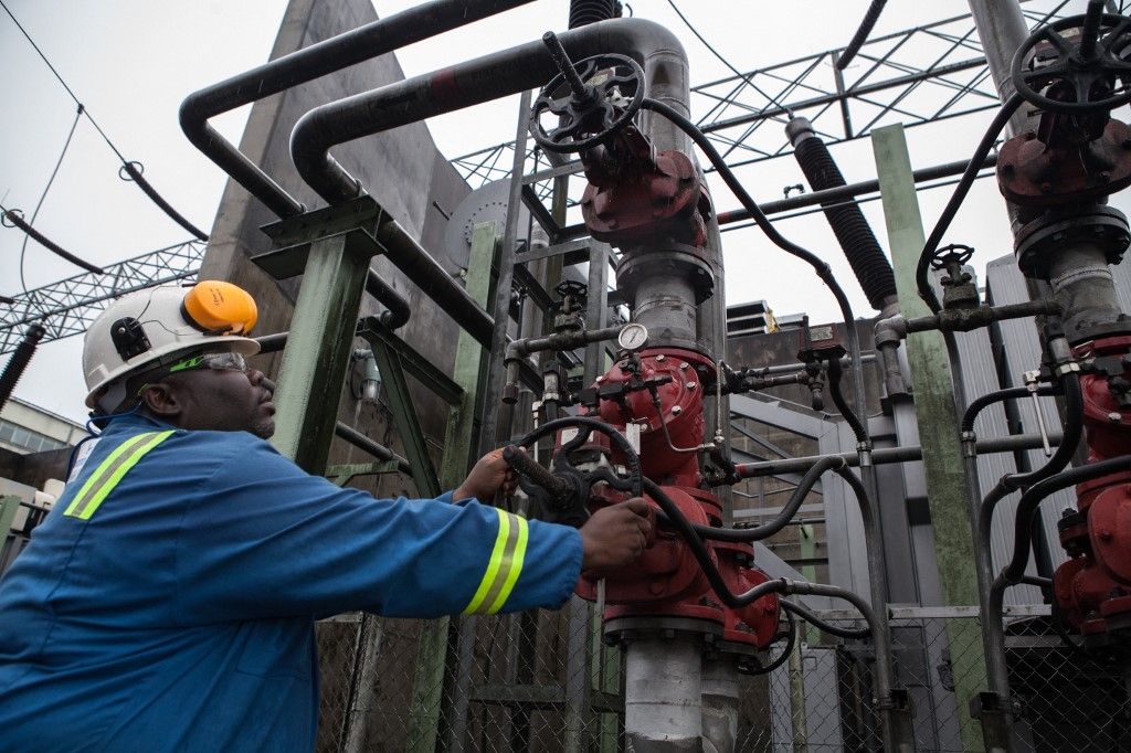 An employee at work in the Afam VI power plant in Nigeria's Port Harcourt in September 2015 (AFP/file photo)