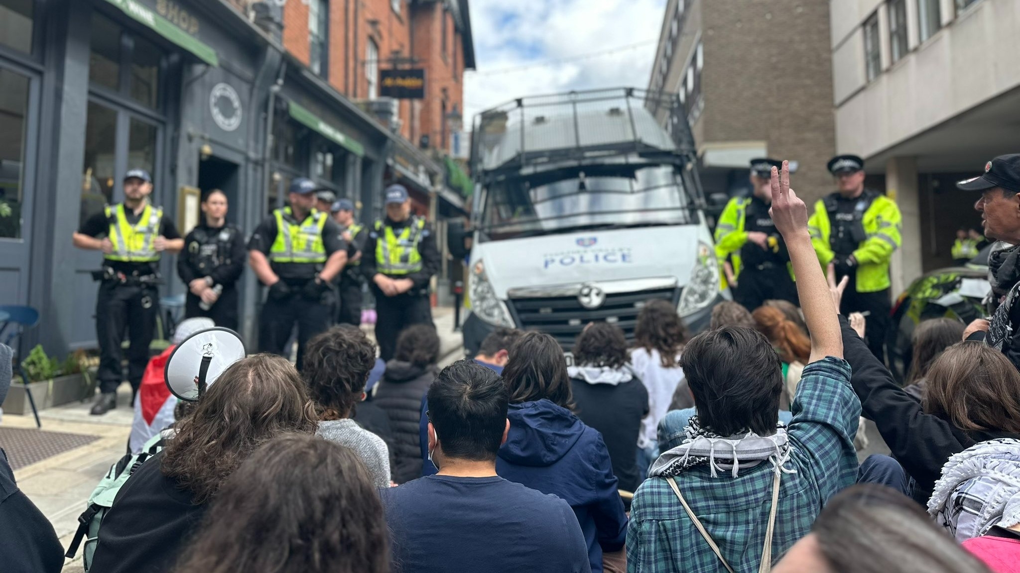 Pro-Palestinian supporters block a police van in Oxford, central England, on 7 May 2024 (Screengrab/X/Madeleine Jane)