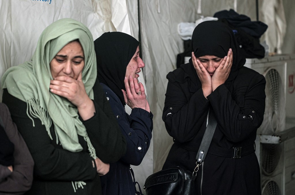 Des Palestiniennes pleurent après avoir identifié les corps de leurs proches tués lors d’un bombardement israélien nocturne dans le sud de la bande de Gaza, à Rafah, le 10 février 2024 (AFP/Said Khatib)