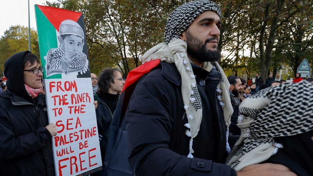 Des manifestants à Berlin expriment leur soutien aux Palestiniens, le 4 novembre 2023 (AFP)
