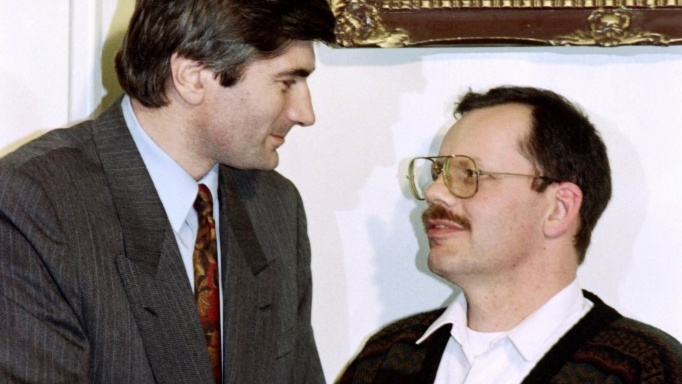 Former hostage Terry Anderson is pictured with UN negotiator Giandomenico Picco (L) during a news conference in Damascus in December 1991 (Amr Nabil/AFP)