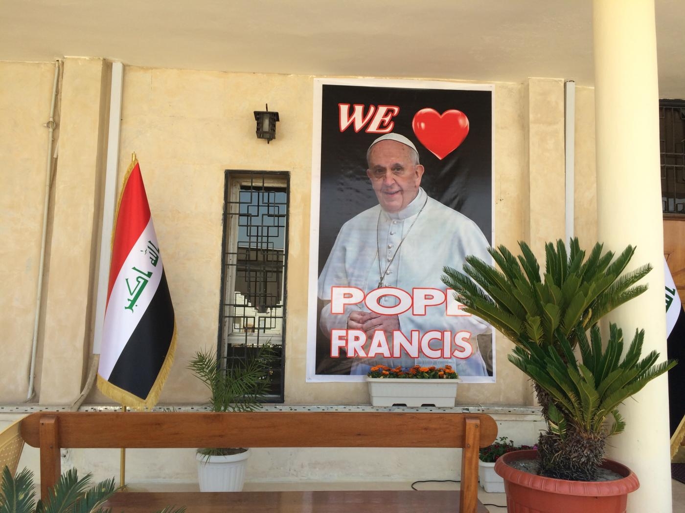 Des posters ornent le fronton de l’église Mar Youssef de Bagdad, où le pape François présidera une messe le 6 mars 2021 (MEE/Tom Westcott)