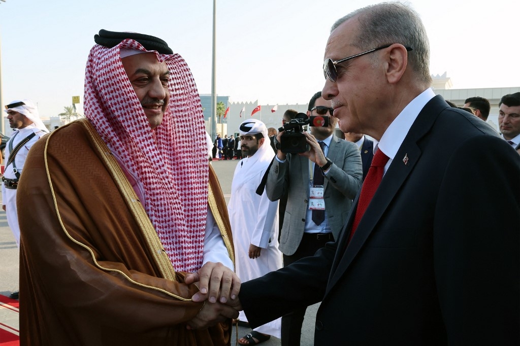 Le ministre d’État qatari à la Défense, Khalid ben Mohammad al-Attiyah (à gauche), accueille le président turc Recep Tayyip Erdoğan à l’aéroport international de Doha, le 18 juillet 2023 (AFP)