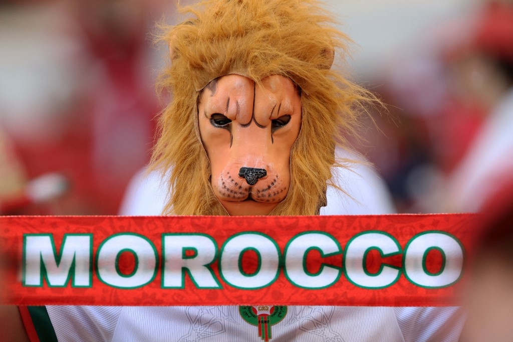 Un supporteur marocain caché derrière un masque de lion alors que l’équipe nationale du Maroc (les Lions de l’Atlas) s’apprête à affronter la Belgique, le 27 novembre 2022 à Doha (AFP/Fadel Senna)