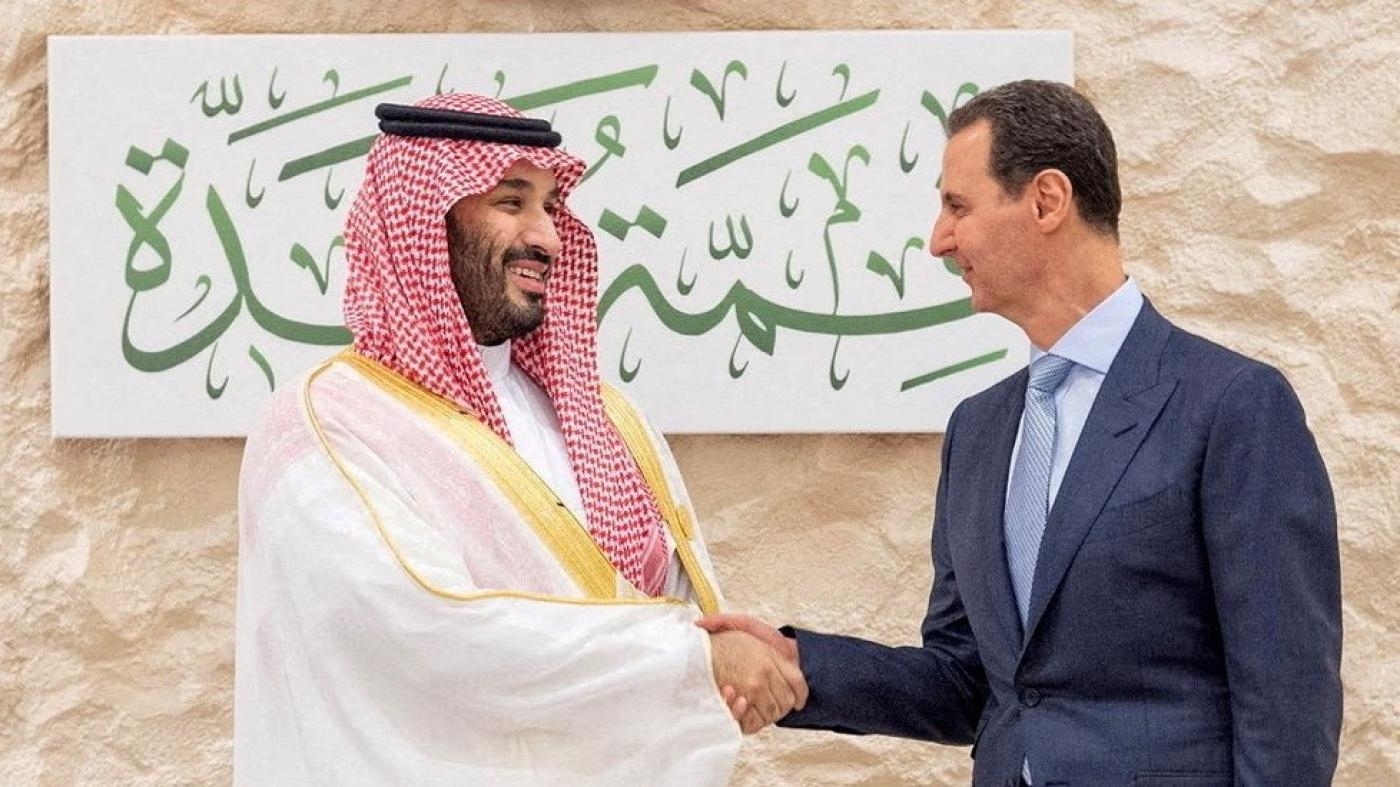 Le prince héritier d’Arabie saoudite Mohamed ben Salmane serre la main du président syrien Bachar al-Assad avant le sommet de la Ligue arabe à Djeddah, en Arabie saoudite, le 19 mai 2023 (Reuters)