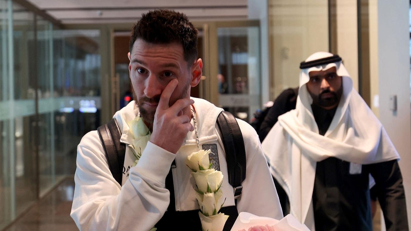 Lionel Messi arrive à l’aéroport de Riyad lors d’une visite en Arabie saoudite, le 19 janvier 2023 (AFP)