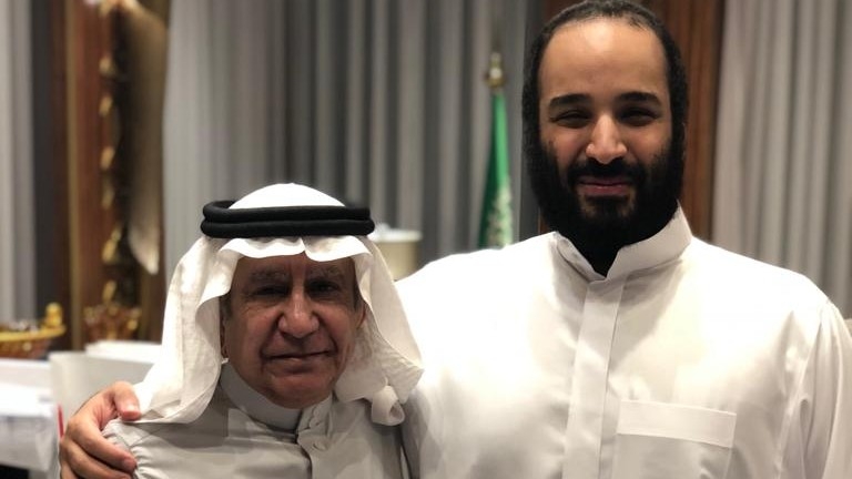 Saudi writer Turki al-Hamad (L) pictured with Crown Prince Mohamed bin Salman in 2018. (Twitter/@TurkiHAlhamad1)