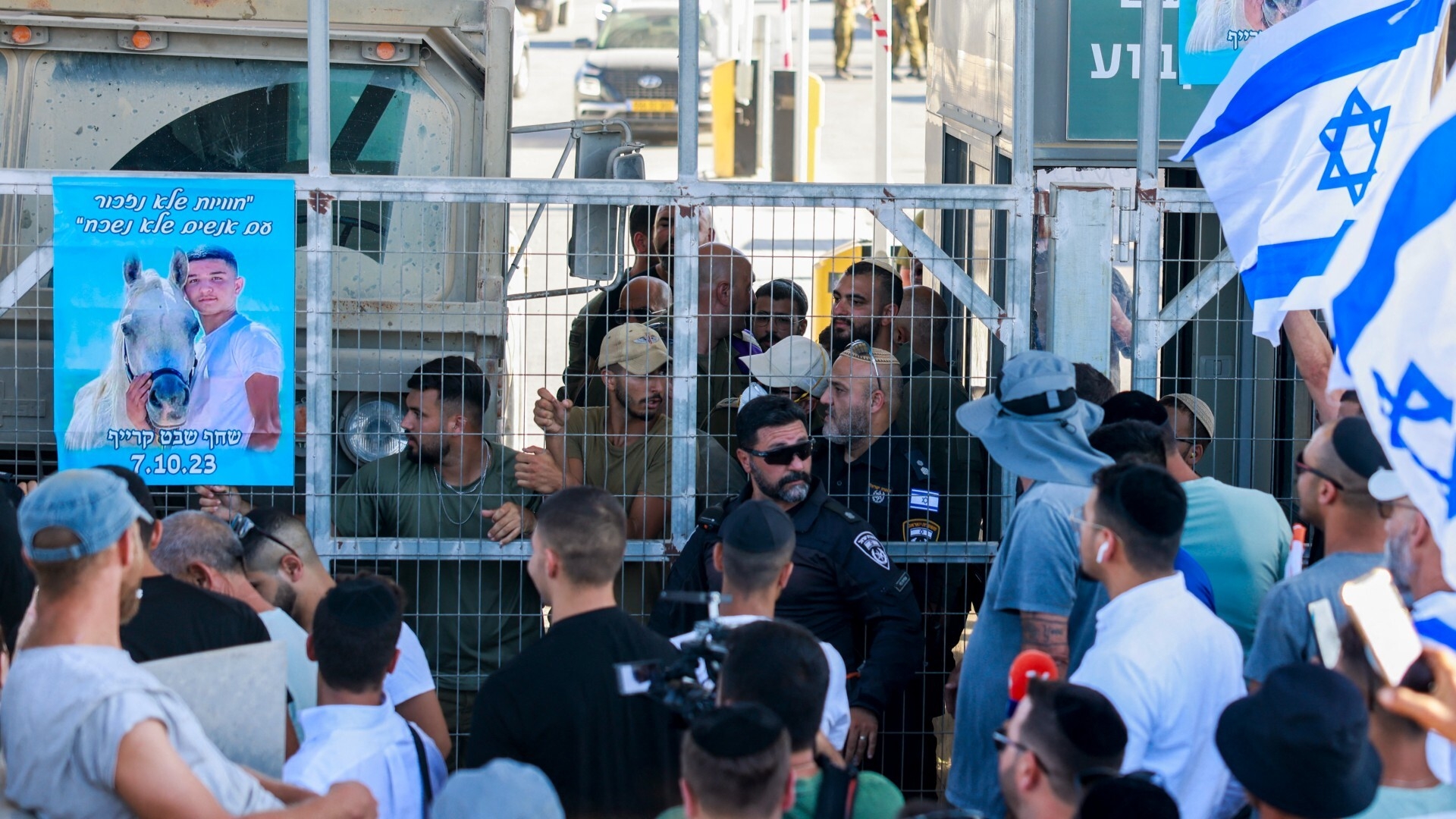 Right-wing Israelis demonstrate next to the Sde Teman military base on 29 July 2024 (AFP/Menahem Kahana)