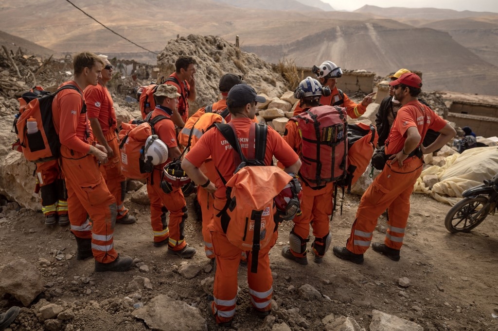 Pour les secouristes britanniques, rassemblés dans la province d’Al Haouz, dans les montagnes du Haut Atlas, les espoirs de retrouver des survivants se sont évanouis (AFP/Fadel Senna)