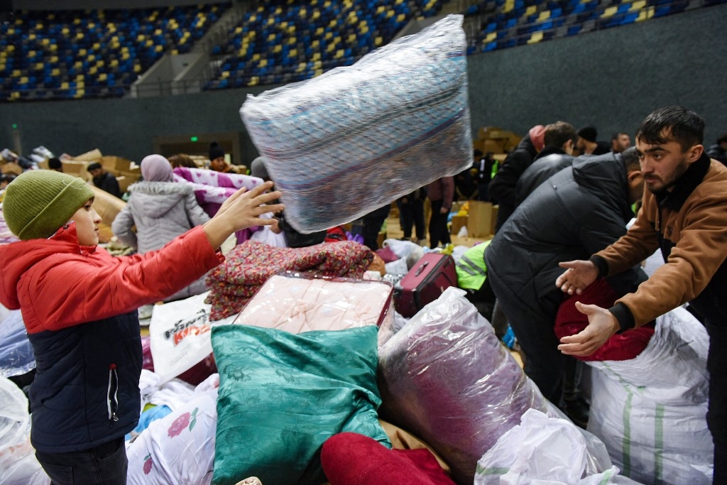 Plusieurs organisations caritatives ont mis en place des fonds d’urgence et des équipes de secours sont arrivées en Turquie comme en Syrie (AFP/Tofik Babayev)